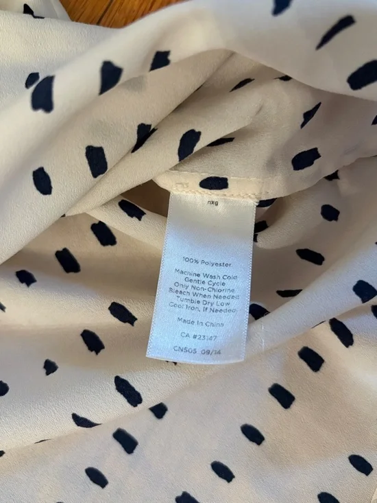 Talbots Petites Women's White and Black Patterned V-Neck Blouse - Picture 5 of 12